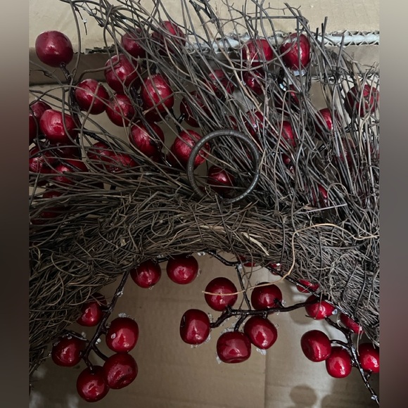 NWT LeCasa Iced Red Berry Holiday Wreath 22” - Picture 7 of 7
